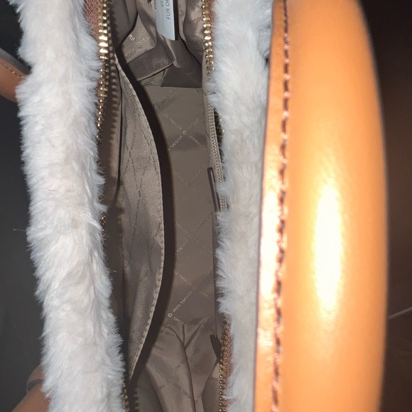 Michael Kors NWOT shoulder bag crossbody Satchal perfect for the winter - Picture 14 of 17